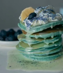 Yaban mersinli renkli pancake
