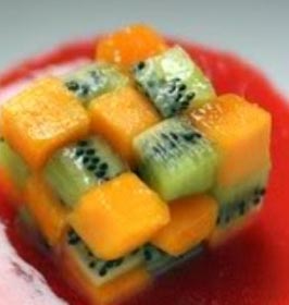 Mozaik  çilek soslu kivi mango meyve salatası tarifi