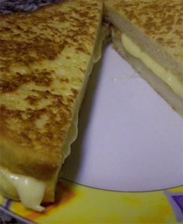 Yumurtalı peynirli tavada tost tarif resmi