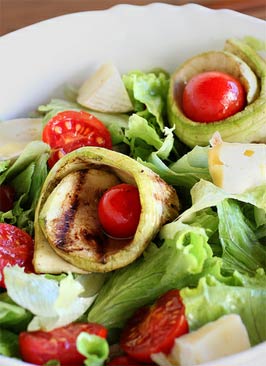 Izgara kabaklı yeşil yaz marul salatası tarif resmi