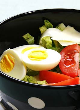 Yumurtalı öğlen salatası tarifi