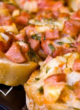 Evde kolay ekmek pizza tarif resmi