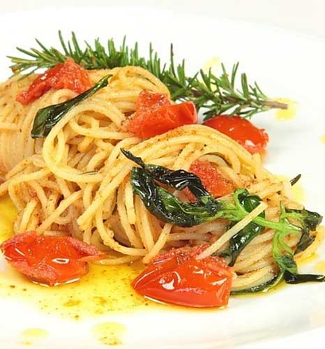 Aromalı Zeytinyağlı domatesli spagetti makarna  tarifi