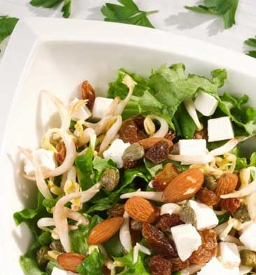 Ispanaklı bademli salata tarif resmi