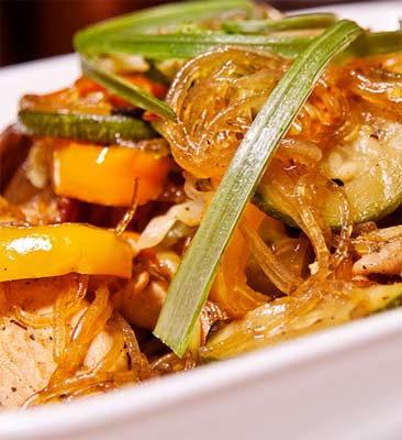 Çin usulü wok tavada erişteli tavuk yemeği tarif resmi