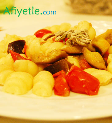 Gnocchetti patlıcanlı domatesli makarna tarifi
