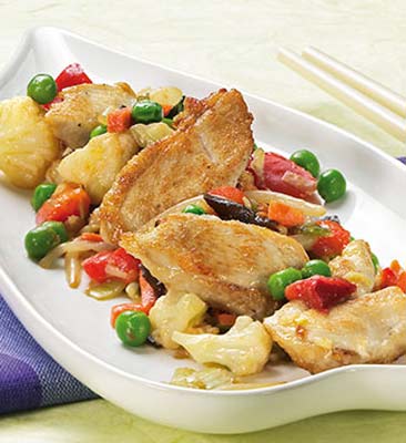 Renkli garnitürlü wok tavada  tavuk  tarif resmi