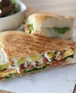 Avakadolu Omletli  sandviç tarif resmi