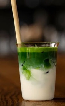 Baharın çilekli matcha çayı