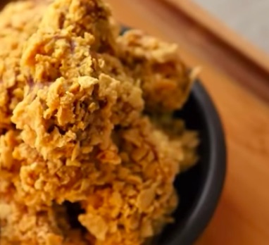 Air fryer  veya fırında  mısır gevrekli  çıtır tavuklar (Chicken tender pops)