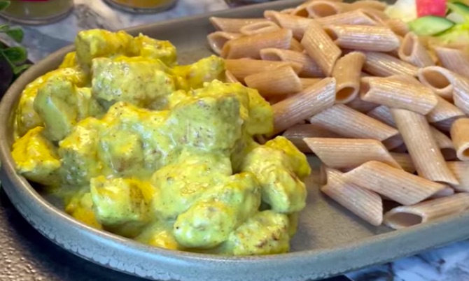 Hayfene ile tavuk dünyası körili