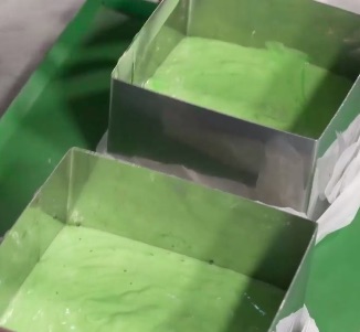 Yeşil pasta pandispanyası